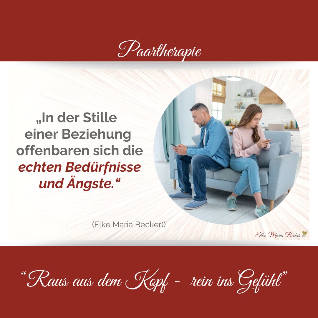 Paartherapie das Bild hat oben einen roten Balken in dem steht Paartherapie dazwischen auf der linken Seite der Text: Paartherapie „In der Stille einer Beziehung offenbaren sich die echten Bedürfnisse und Ängste.“ rechts ist ein rundes Bild mit einem Mann und einer Frau beide haben ein Handy in der Hand sitzen von einander abgewandt auf einer grauen Coach. Er hat ein blaues Hemd und Jeans an und sie einen hellrosa Pullover und Jeanz und lange dunkle Haare. unter dem Bild ist ein weiterer roter Balken mit dem Text: Raus aus dem Kopf - rein ins Gefühl re drüber steht elke maria becker mit dem Logo ein goldenes Herz in der Hand, Paarberatung, Eheberatung, Einzelcoaching.
