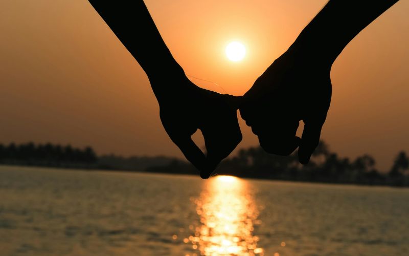 Paar hält sich an Händen - Sexualtherapeutin Elke Maria Becker Paartherapie - Paarberatung Niedernberg, Aschaffenburg, Miltenberg, Walldürn, online