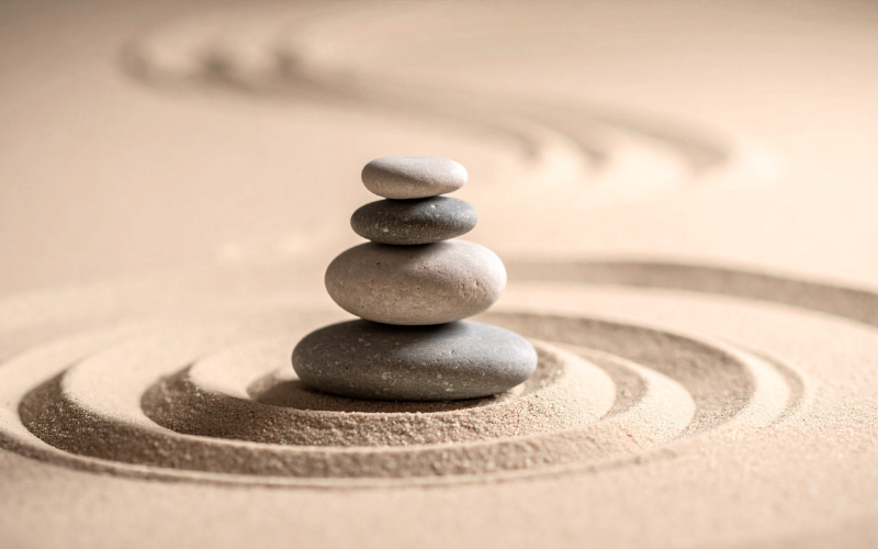 Steineturm im Sand und der Sand hat leichmäßige Kreise um den Turm, Reiki, Elke Maria Becker, Niedernberg bei Aschaffenburg