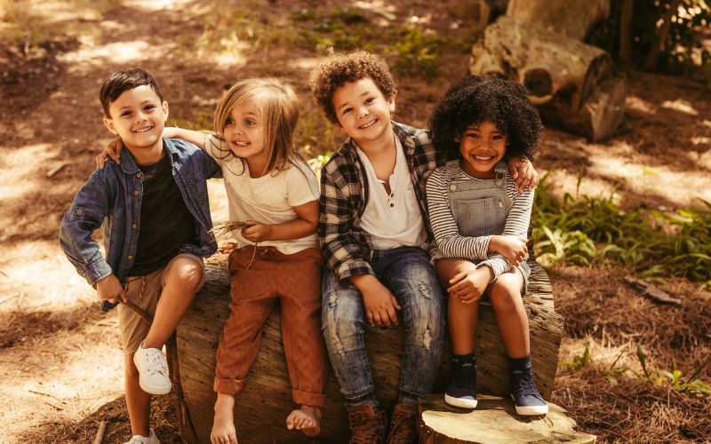 Vier Kinder sitzen im Wald, Reiki für Kinder, Elke Maria Becker, Niedernberg, online